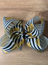 Load image into Gallery viewer, Black &amp; white pineapple bow
