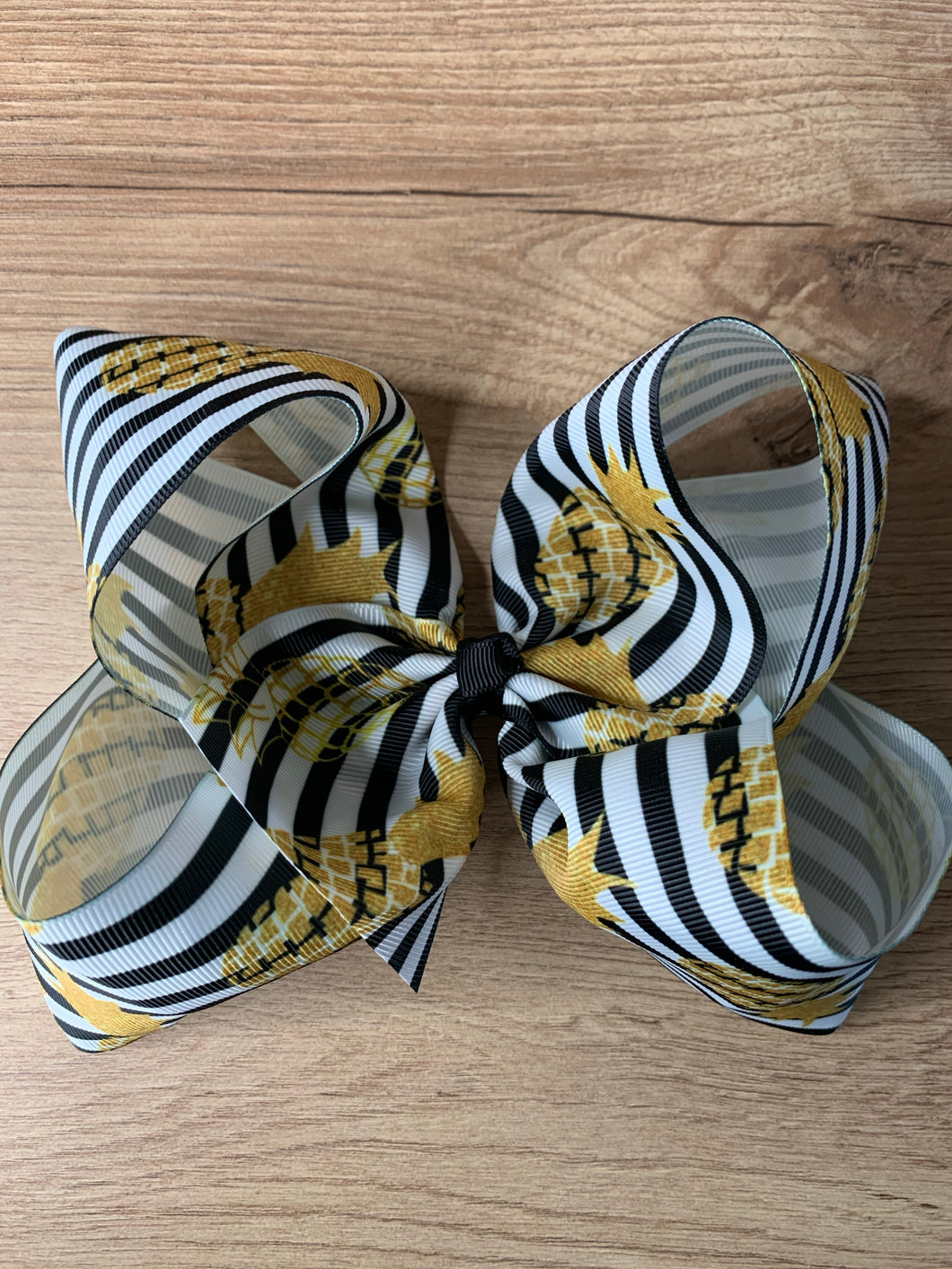 Black & white pineapple bow