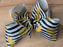 Load image into Gallery viewer, Black &amp; white pineapple bow
